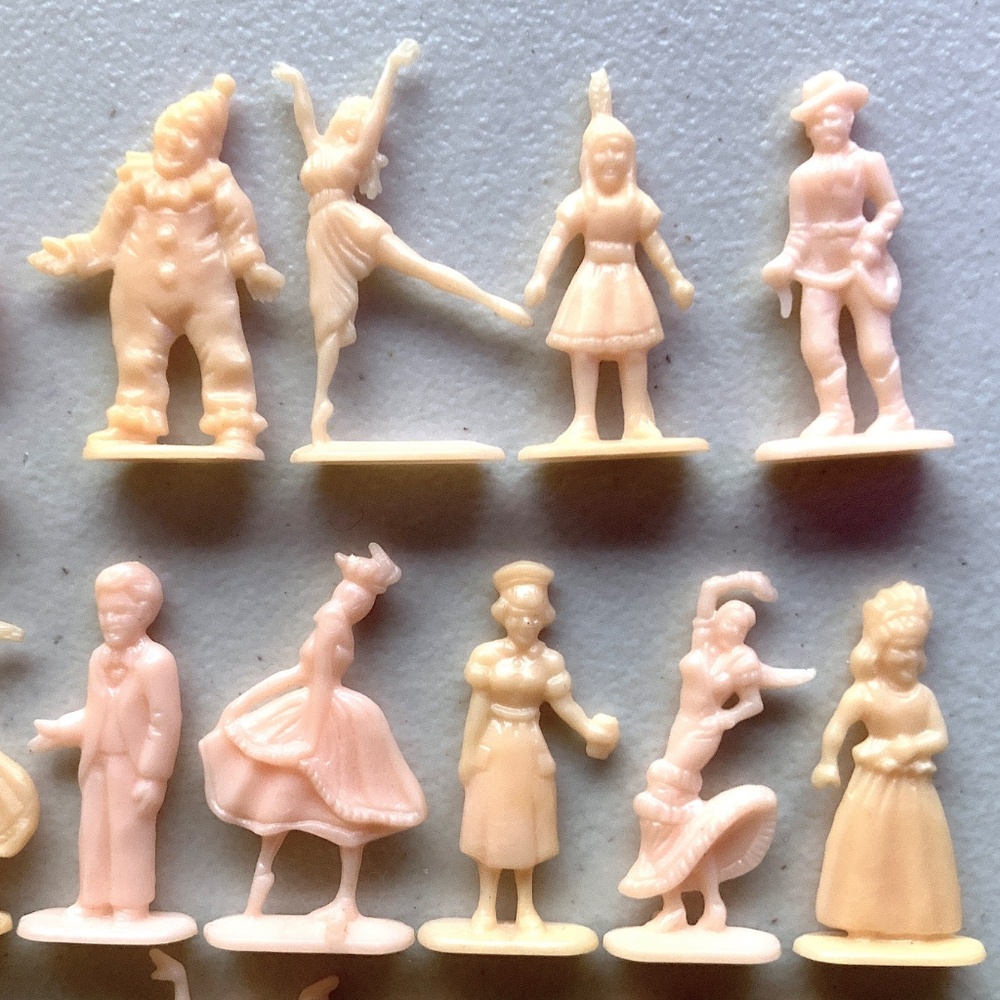 Tiny Dancers / Old Pink Plastic Figures / Eclectic wackystuff - Picture 2 of 5